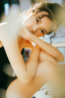 美女扒开胸罩露出奶头的